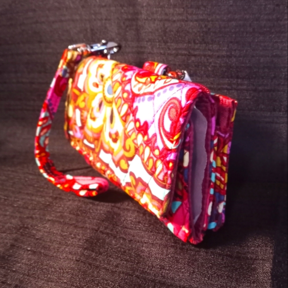 VERA BRADLEY Resort Medallion (Retired pattern) Smartphone Wristlet *NEW!*